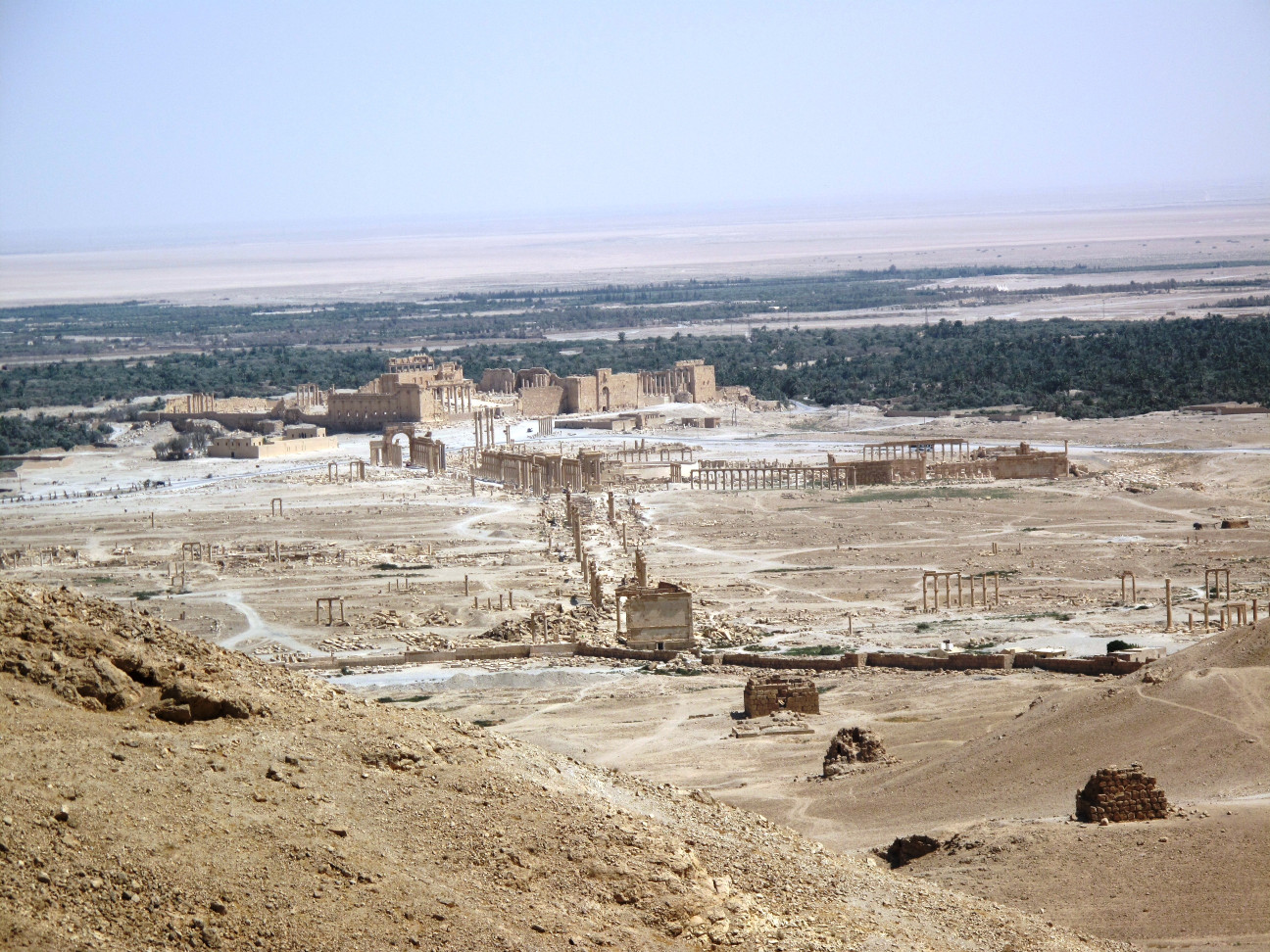 Palmyra inainte de razboi, in fata se vede Valea mormintelor, The Great Collonade, strada principala lunga de 1km strajuita de coloane, care facea leagtura intre Templul funerar, distrus acum,(primul din poza dupa valea mormintelor) si templul lui BAAL, in fundal, distrus si el